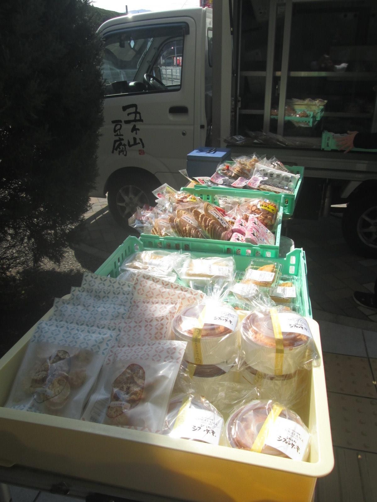 介護施設 サ高住 福岡市南区 アソシエ中尾での五ヶ山豆腐さん移動販売の様子です
